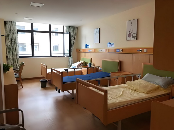 变态男躲女神床下，尺度生猛的日本电影！